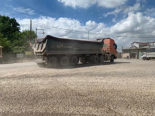 Quốc lộ 51 oằn mình 'gánh' xe quá tải, ùn tắc