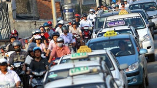 Giá xăng dầu giảm mạnh: Cước vận tải và hàng tiêu dùng giữ giá