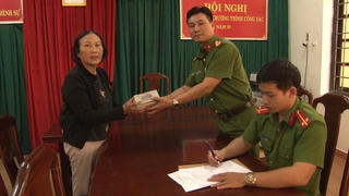 Công an TP Huế trao trả hơn 125 triệu cho người dân bị kẻ trộm lấy cắp