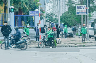 [ẢNH] Xe ôm công nghệ tấp nập hoạt động trở lại 