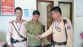 Hà Nội: Lái xe ôm nhanh trí ngăn người định nhảy cầu tự tử