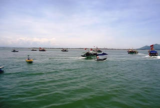 Hà Tĩnh: Cứu hộ thành công 4 thuyền viên bị sóng đánh chìm thuyền