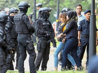 Đoàn Thị Hương được đưa đến phòng thí nghiệm hóa chất