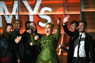 Adele ‘thống trị’ Grammy 2017