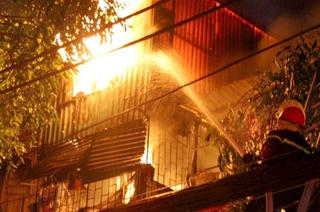 Không được quan tâm, cụ ông cột cửa, phóng hỏa thiêu 3 căn nhà của người thân