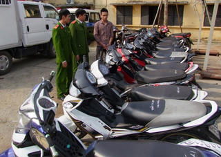 Lợi dụng sơ hở, đột vòm trộm xe