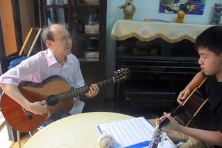 Thầy giáo mù 51 năm 'truyền lửa' guitar