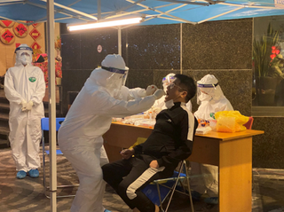 [ẢNH] Xuyên đêm lấy mẫu xét nghiệm Covid-19 cho cư dân chung cư 88 Láng Hạ