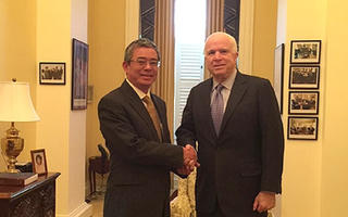 Đại sứ Phạm Quang Vinh gặp Chủ tịch Ủy ban Quân vụ Thượng viện John McCain