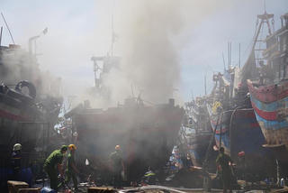 Đà Nẵng: Tàu cá đang sửa chữa bất ngờ bốc cháy