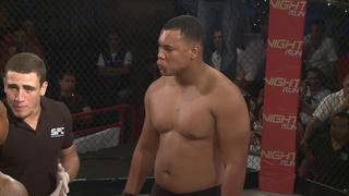Võ sỹ MMA vật trọng tài và đòi ăn thua đủ với đối thủ