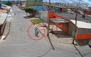 Nữ sinh tay không đánh đuổi tên cướp có súng