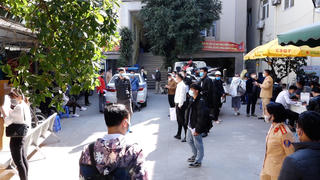 [ẢNH] Ngày đầu giảm phí trước bạ: Người dân Hà Nội nhộn nhịp đi đăng ký xe