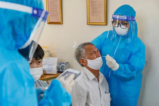 Giảm áp lực cho tuyến đầu chống dịch