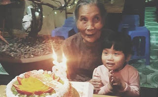 Ông bà hóm hỉnh khiến gia đình tràn ngập tiếng cười