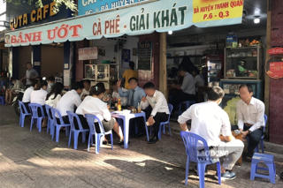 TP.Hồ Chí Minh yêu cầu hàng quán ăn uống ven đường chỉ bán hàng đem về