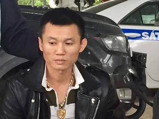 Truy bắt đối tượng vi phạm tốc độ, 'lòi' ra súng ngắn, mã tấu và hồng phiến