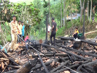 Say rượu, chồng đốt nhà làm bằng ván gỗ vì giận vợ con