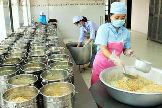 TP HCM: Tăng cường giám sát sau vụ gián chết trong suất ăn học sinh