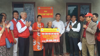 Trao tặng 13 ngôi nhà Chữ thập đỏ