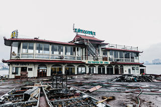 Dọn rác Hồ Tây: Hà Nội ra quân tháo dỡ nhiều du thuyền, nhà nổi hoang phế