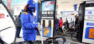Giá xăng RON95 tăng nhẹ