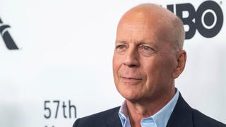 Siêu sao hành động Bruce Willis đột ngột giải nghệ