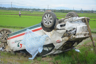 Taxi lao ruộng, một người bị thương