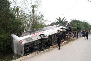 Xe khách lật nghiêng xuống nước, bắc thang vào cứu người