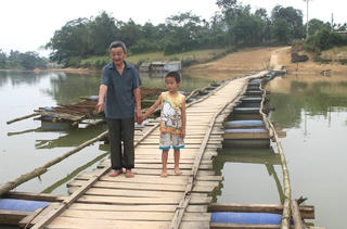 Đánh cược tính mạng trên cầu dân sinh