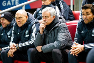 Cổ động viên MU đòi đuổi HLV Mourinho sau trận thua sốc