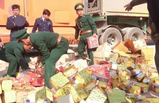 Lại chuyện pháo lậu