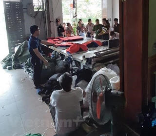 Tạm giữ hàng nghìn sản phẩm nghi làm giả các nhãn hiệu nổi tiếng