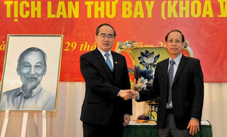 Gốm sứ Minh Long tặng hai tuyệt phẩm gốm sứ