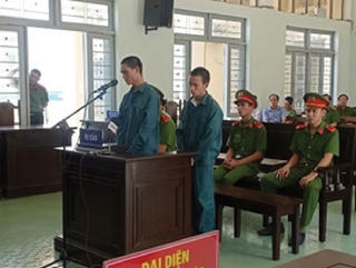 Đốt xe cảnh sát, 2 thanh niên nhận 28 năm tù