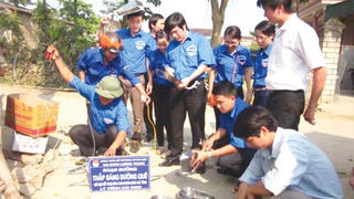 Gần 10km đường quê được thắp sáng bởi sức trẻ Kon Tum