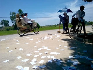 Trường THPT Đông Sơn 2, Thanh Hóa: “Phao” trắng cổng trường sau giờ thi