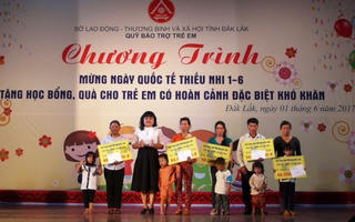 San sẻ yêu thương với trẻ em nghèo