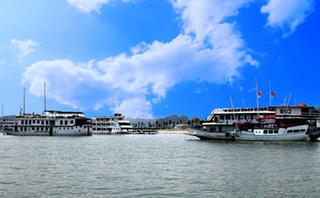 Để khách ngồi lan can, 2 tàu du lịch bị đình chỉ hoạt động