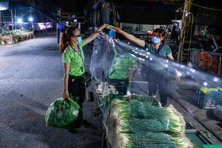 Người tiêu dùng ‘gánh’ hết