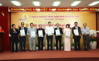 Vinh danh 'những người đi tìm lửa'