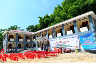 Viettel tặng trạm xá và bò giống cho người dân xã nghèo 30A tỉnh Thanh Hóa