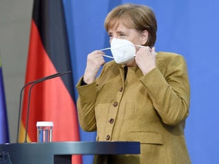 Thủ tướng Đức Angela Merkel tiêm hai loại vaccine Covid-19 khác nhau