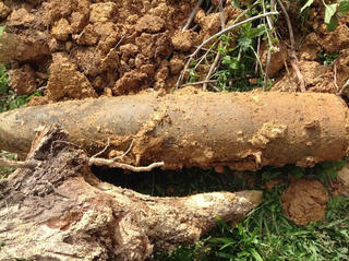 Đào móng nhà, phát hiện quả bom 300kg