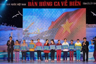 Quảng Ngãi: Tặng 100 sổ tiết kiệm cho ngư dân có hoàn cảnh khó khăn