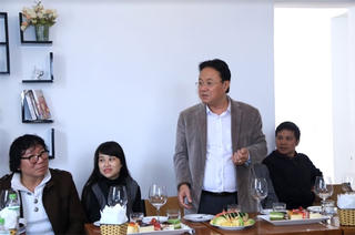 ‘Còn điều chi em mải miết đi tìm?...’