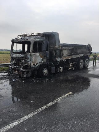 Xe tải bất ngờ bốc cháy dữ dội khi đang chạy trên quốc lộ