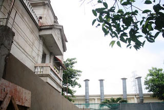 Ô nhiễm bủa vây khu dân cư