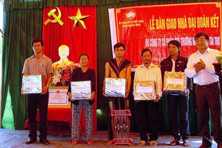 Quảng Nam bàn giao 5 ngôi nhà Đại đoàn kết cho người nghèo