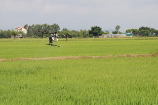 Nam Định: Dùng máy bay không người lái giúp dân thôn bị phong tỏa phun thuốc trừ sâu